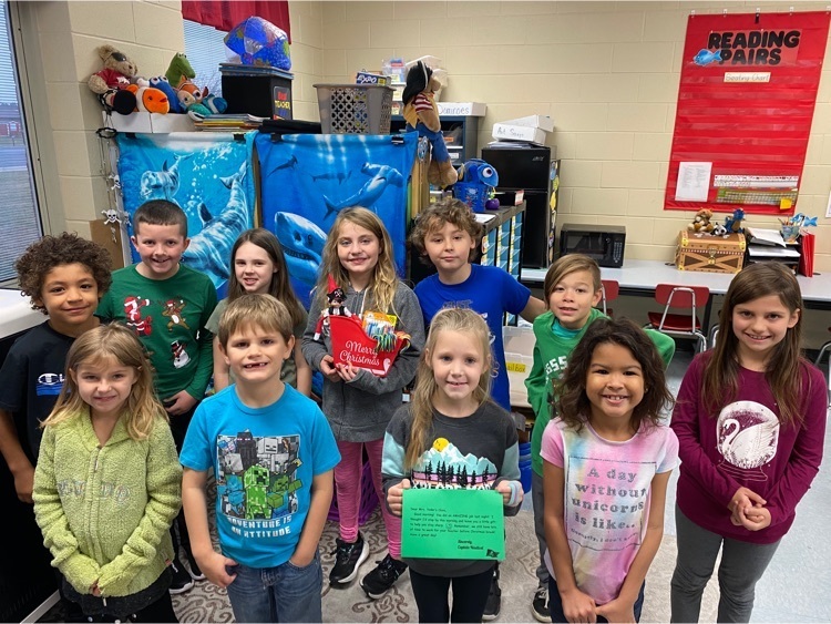 Mrs. Yoder’s second graders got the point of spreading holiday cheer (with the mechanical pencils Capt. Nautical left them. 💚😉❤️
